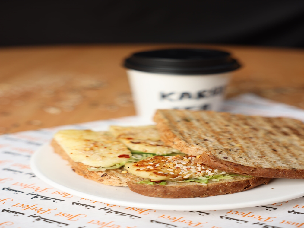 HALLOUMI SESAME BROWN BREAD+KARAK
