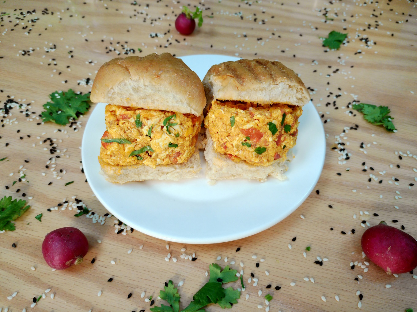SCRAMBLED EGG BROWN BREAD